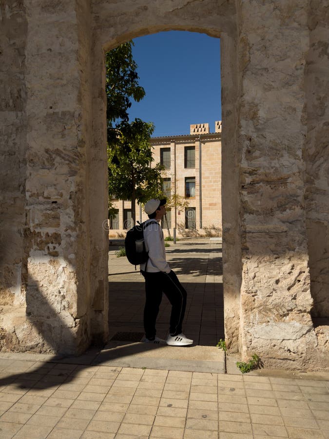 Turista observando una vieja infraestructura fotos de archivo libres de regalías