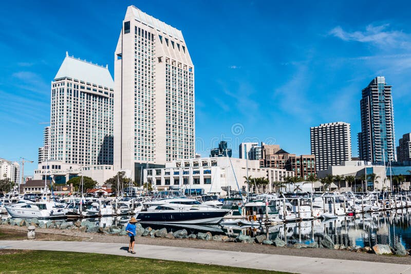 Turista que anda em Embarcadero Marina Park North em San Diego imagem de stock Turista que anda em Embarcadero Marina Park North em San Diego imagem de stock