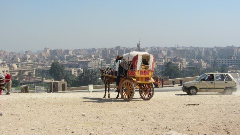Turista que sube a un carro, El Cairo fotografía de archivo Turista que sube a un carro, El Cairo fotografía de archivo