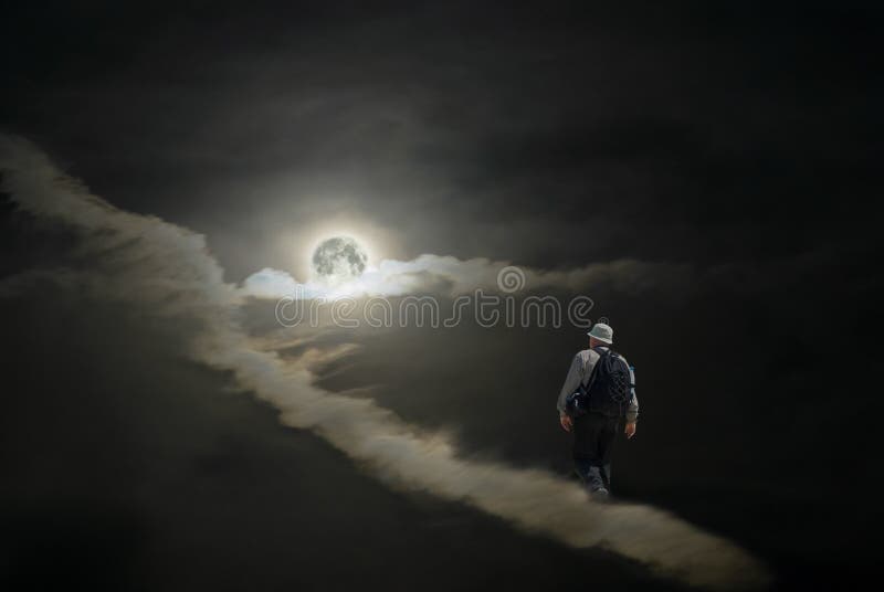 Turista solo que tiene un alza a la luna fotos de archivo Turista solo que tiene un alza a la luna fotos de archivo