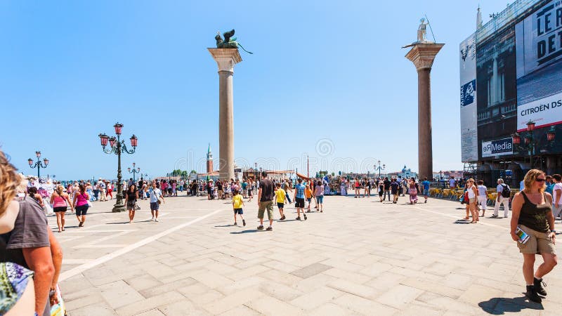 Turista sulla piazza San Marco a Venezia immagine stock Turista sulla piazza San Marco a Venezia immagine stock