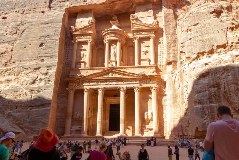Turistas antes del al-Khazneh en el Petra fotos de archivo libres de regalías Turistas antes del al-Khazneh en el Petra fotos de archivo libres de regalías