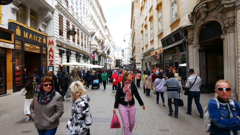 Turistas de viena austria que caminham na rua kohlmarkt
