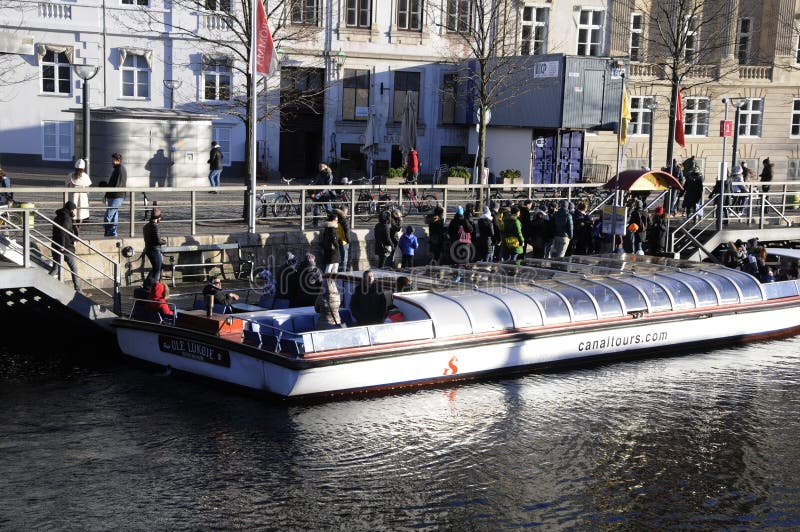 TURISTAS 2017 DO BARCO DO ANO NOVO fotos de stock
