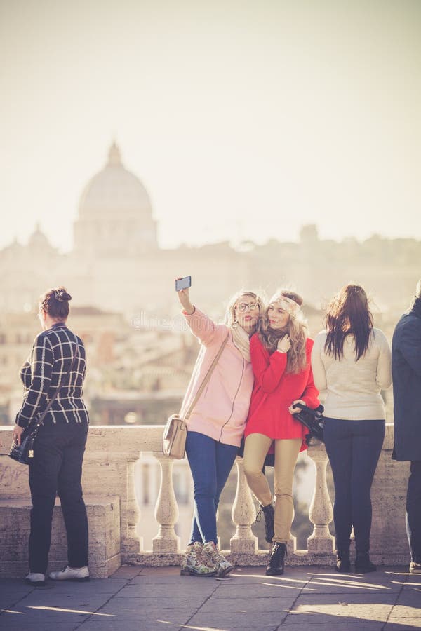 Turistas e povos no terraço de Pincio em Roma em Itália imagens de stock Turistas e povos no terraço de Pincio em Roma em Itália imagens de stock