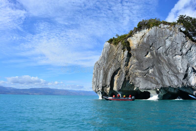 Turistas em um barco na frente das formações de rocha do rmol do ¡ de Capillas de MÃ, o Chile foto de stock royalty free Turistas em um barco na frente das formações de rocha do rmol do ¡ de Capillas de MÃ, o Chile foto de stock royalty free