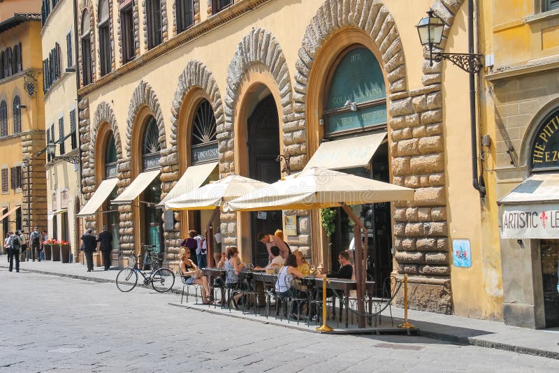 Turistas em um café exterior em Florença Italy