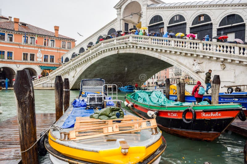 Turistas em um dia chuvoso na ponte de Rialto em Grand Canal em Veneza, It?lia foto de stock royalty free Turistas em um dia chuvoso na ponte de Rialto em Grand Canal em Veneza, It?lia foto de stock royalty free