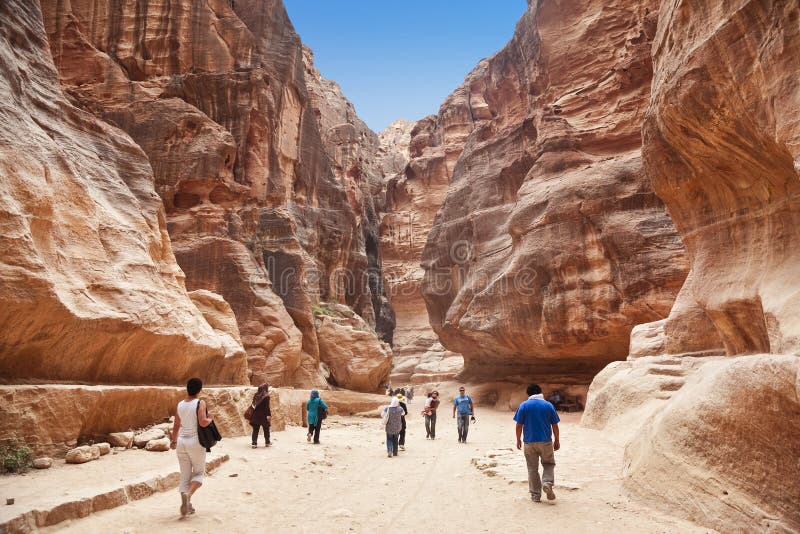El Camino Entre Las Rocas Rojas De La Garganta De Siq a La Ciudad Antigua Del Petra, Foto de