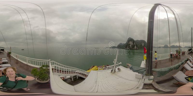 Turistas en la cubierta de los desperdicios en la bahía larga Vietnam de la ha imágenes de archivo libres de regalías Turistas en la cubierta de los desperdicios en la bahía larga Vietnam de la ha imágenes de archivo libres de regalías