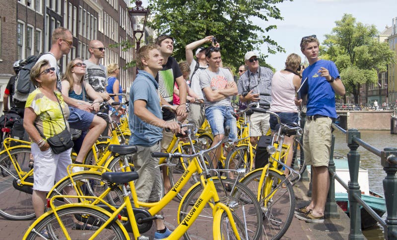 Turistas en las bicis en Amsterdam fotografía de archivo libre de regalías Turistas en las bicis en Amsterdam fotografía de archivo libre de regalías