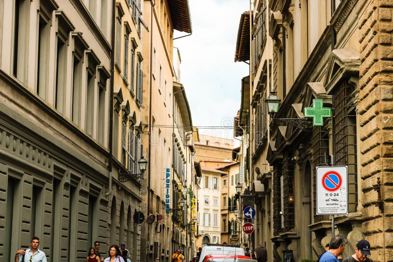 Turistas en las calles estrechas de la ciudad medieval vieja de Florencia imágenes de archivo libres de regalías Turistas en las calles estrechas de la ciudad medieval vieja de Florencia imágenes de archivo libres de regalías