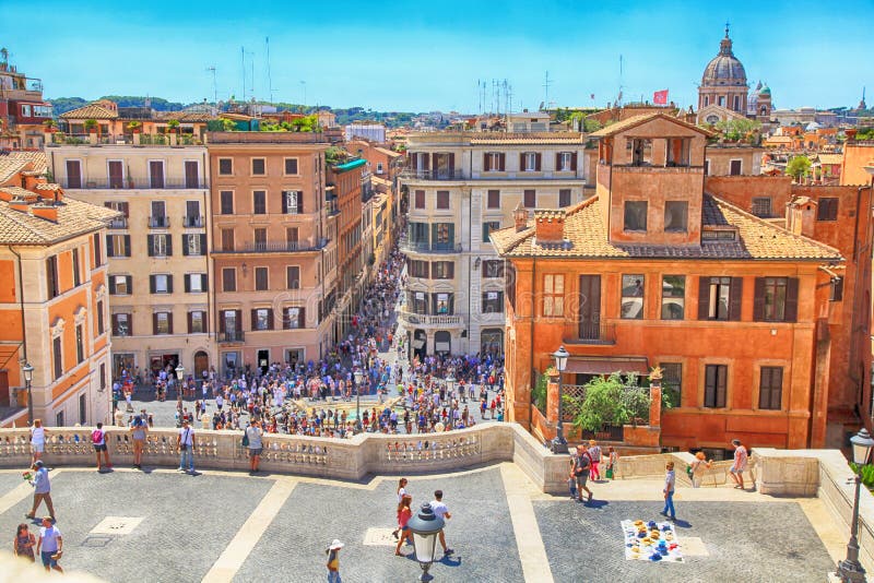Turistas en pasos españoles en Roma, Italia imagen de archivo libre de regalías Turistas en pasos españoles en Roma, Italia imagen de archivo libre de regalías