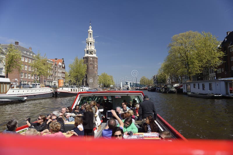 Turistas en travesía de visita turístico de excursión, Amsterdam, Holanda fotografía de archivo libre de regalías Turistas en travesía de visita turístico de excursión, Amsterdam, Holanda fotografía de archivo libre de regalías