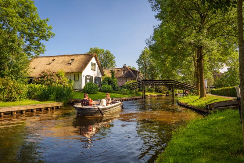 Turistas en un barco en el pueblo de Giethoorn, Países Bajos imágenes de archivo libres de regalías