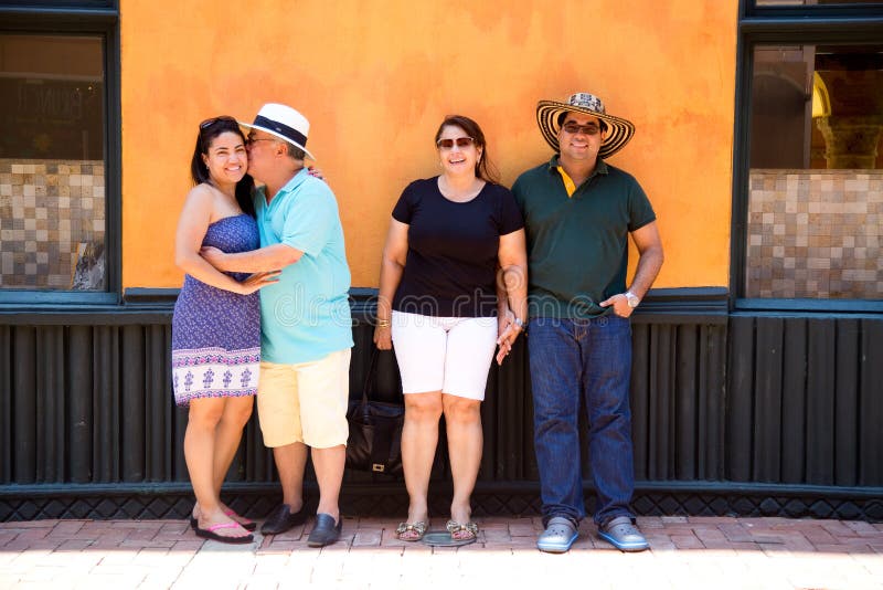 Turistas felices en Cartagena fotografía de archivo libre de regalías Turistas felices en Cartagena fotografía de archivo libre de regalías