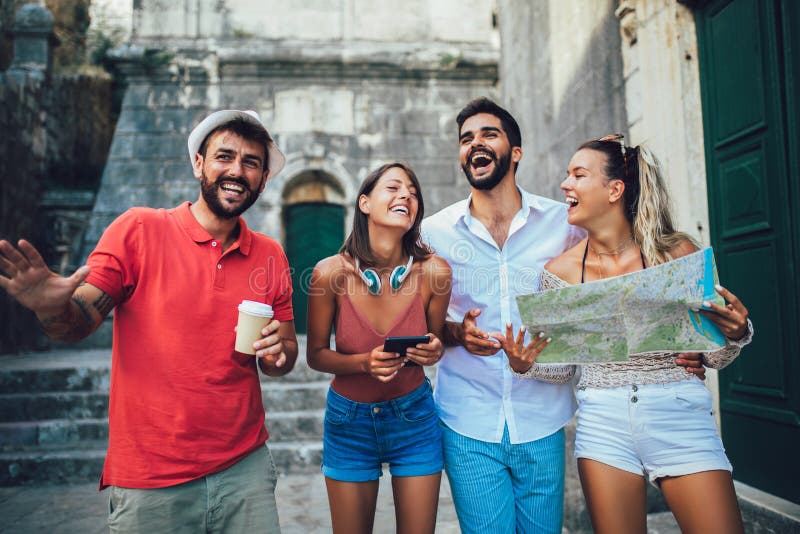 Turistas felizes que sightseeing na cidade foto de stock royalty free Turistas felizes que sightseeing na cidade foto de stock royalty free