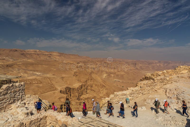 Turistas na fortaleza de Masada, parque nacional, Judea, Israel imagem de stock royalty free Turistas na fortaleza de Masada, parque nacional, Judea, Israel imagem de stock royalty free