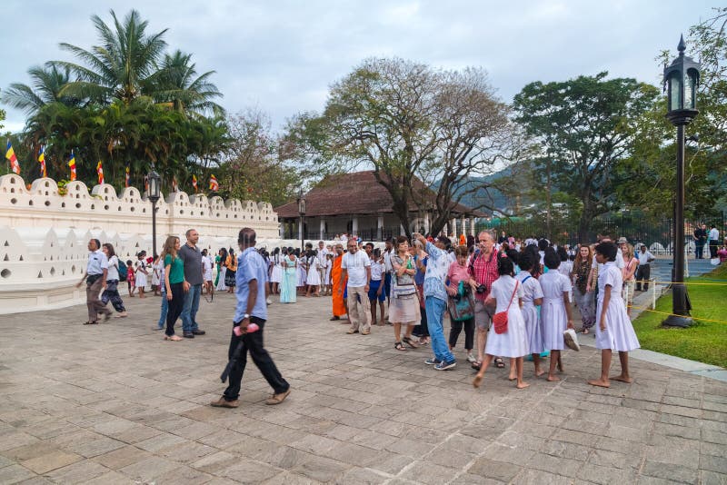 Turistas na frente do templo da relíquia do dente foto de stock Turistas na frente do templo da relíquia do dente foto de stock