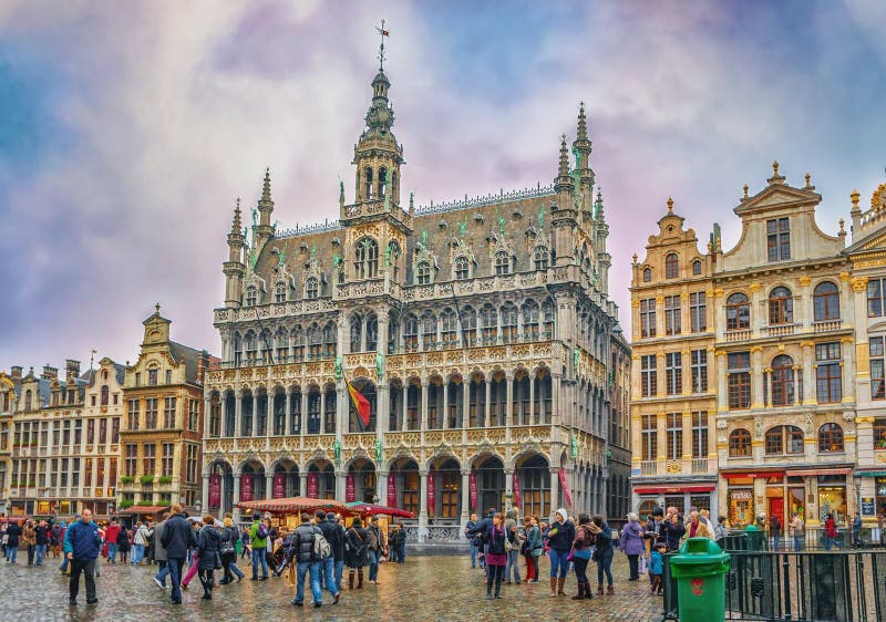 Turistas no identificados cerca ayuntamiento Bruselas foto de archivo Turistas no identificados cerca ayuntamiento Bruselas foto de archivo