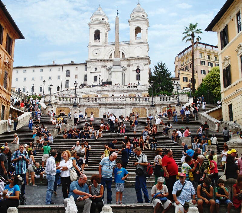 Turistas no identificados cerca de la escalera española ROMA - septiembre de 2013 fotografía de archivo Turistas no identificados cerca de la escalera española ROMA - septiembre de 2013 fotografía de archivo