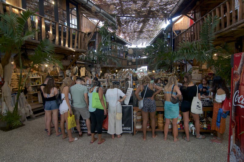 Turistas no mercado da âncora do amor em Canggu imagem de stock Turistas no mercado da âncora do amor em Canggu imagem de stock