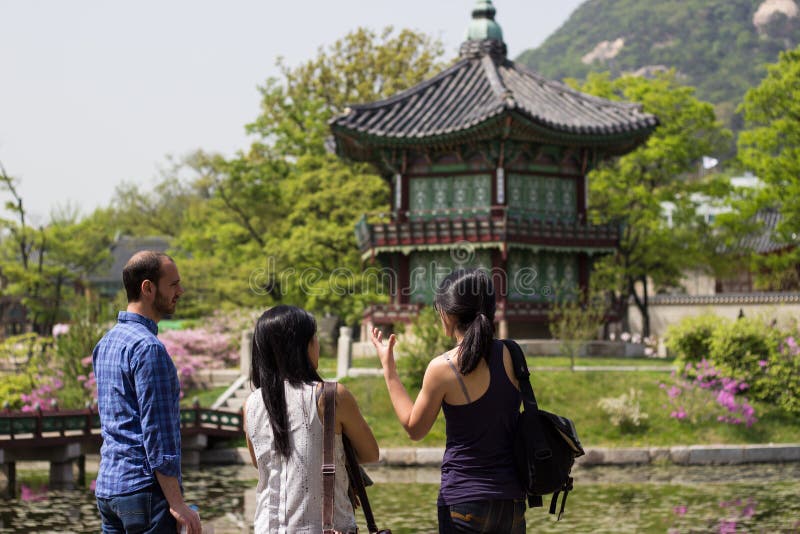 Turistas no palácio coreano, pavilhão de Gyeongbokgung, Seoul, Coreia do Sul fotografia de stock Turistas no palácio coreano, pavilhão de Gyeongbokgung, Seoul, Coreia do Sul fotografia de stock