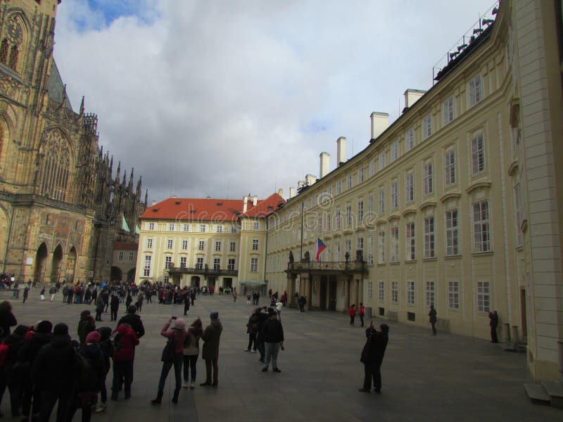 Turistas numerosos en el centro de Praga - la ciudad vieja, la República Checa fotografía de archivo libre de regalías Turistas numerosos en el centro de Praga - la ciudad vieja, la República Checa fotografía de archivo libre de regalías