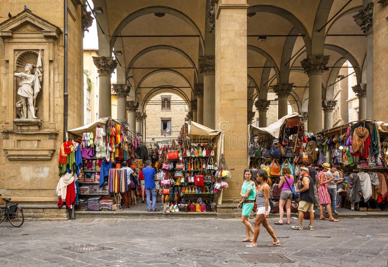 Turistas que andam e que compram no Mercato histórico del Porcellino em Florença imagens de stock royalty free Turistas que andam e que compram no Mercato histórico del Porcellino em Florença imagens de stock royalty free