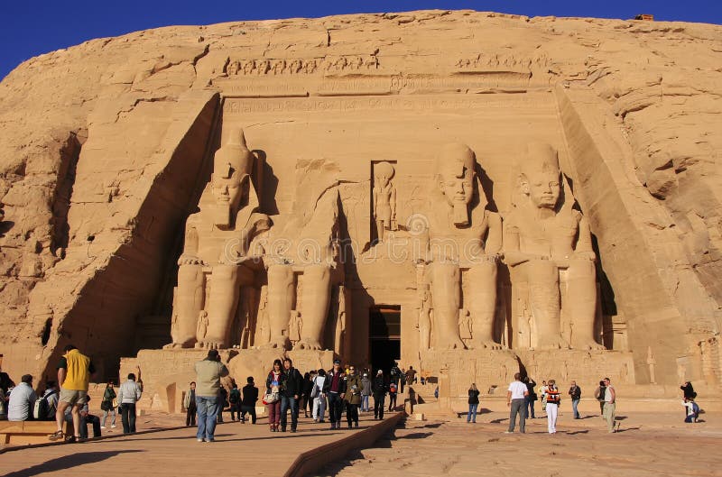 Turistas que caminan alrededor del gran templo de Abu Simbel, Nubia foto de archivo libre de regalías