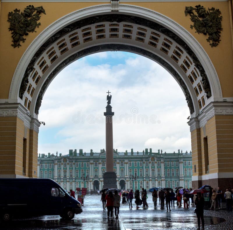 Turistas que escondem da chuva sob o arco do general Staf imagens de stock Turistas que escondem da chuva sob o arco do general Staf imagens de stock