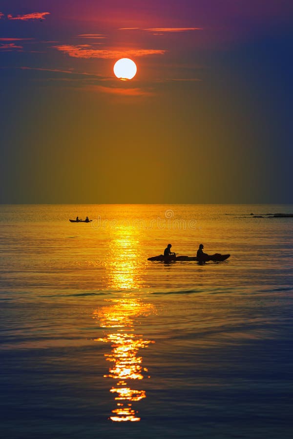 Turistas que kayaking na ilha tropical fotografia de stock Turistas que kayaking na ilha tropical fotografia de stock