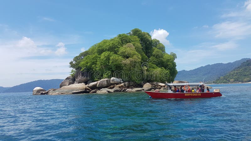 Turistas que llevan del barco a la isla Pulau Rengis de Rengis para bucear en la isla de Tioman foto de archivo Turistas que llevan del barco a la isla Pulau Rengis de Rengis para bucear en la isla de Tioman foto de archivo