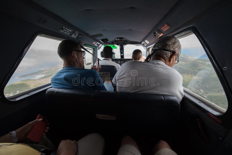 Turistas que montan en un pequeño avión a la isla de Culebra, Puerto Rico fotos de archivo Turistas que montan en un pequeño avión a la isla de Culebra, Puerto Rico fotos de archivo