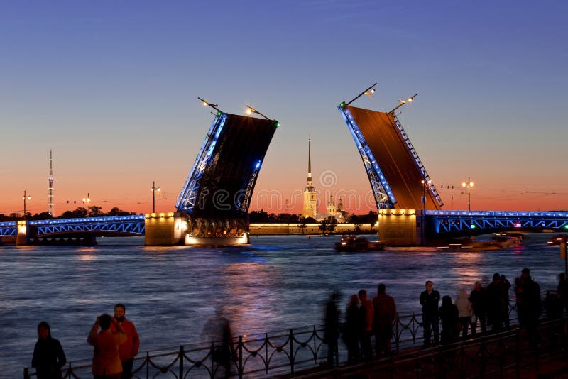 Turistas que olham o divórcio da ponte do palácio em St Petersburg