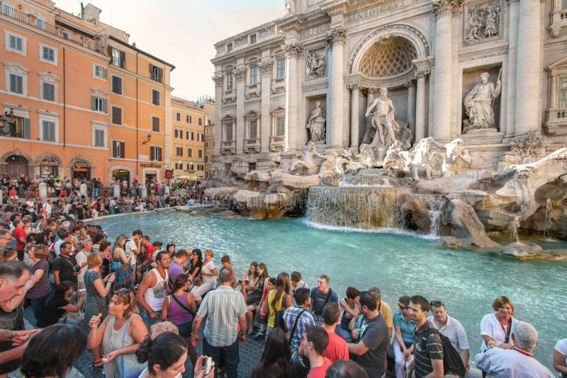 Turistas que se divierten por la fuente del Trevi en Roma fotos de archivo libres de regalías Turistas que se divierten por la fuente del Trevi en Roma fotos de archivo libres de regalías