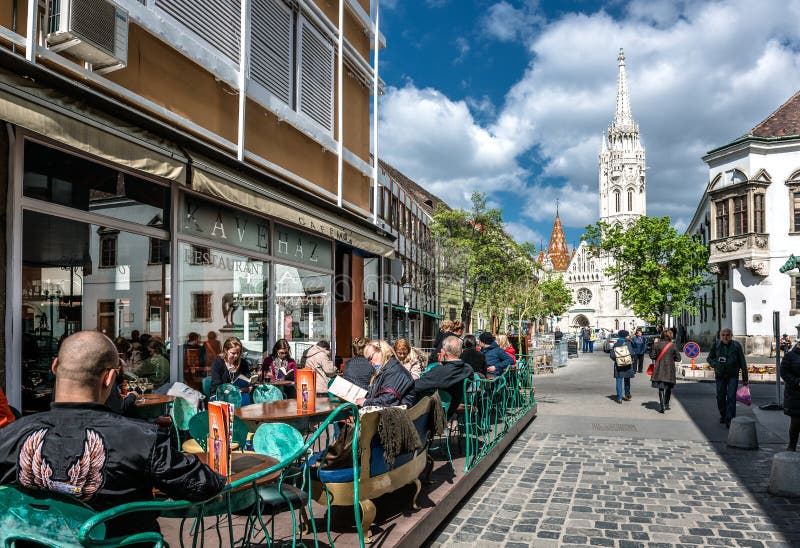 Turistas que se sientan en un café de la acera imágenes de archivo libres de regalías Turistas que se sientan en un café de la acera imágenes de archivo libres de regalías