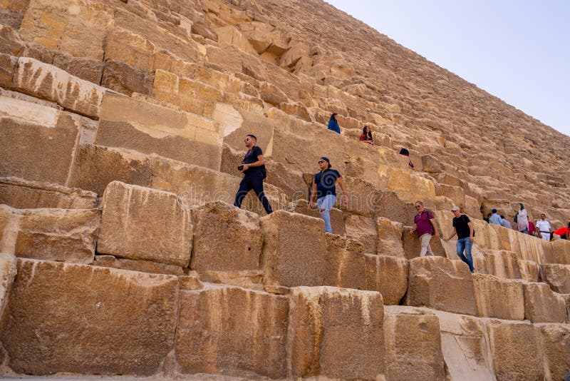 Почему в египте нельзя. Пирамиды Хеопса Египет туристы. Забрался на пирамиду. Залезли на пирамиду Хеопса. Залез на пирамиду.