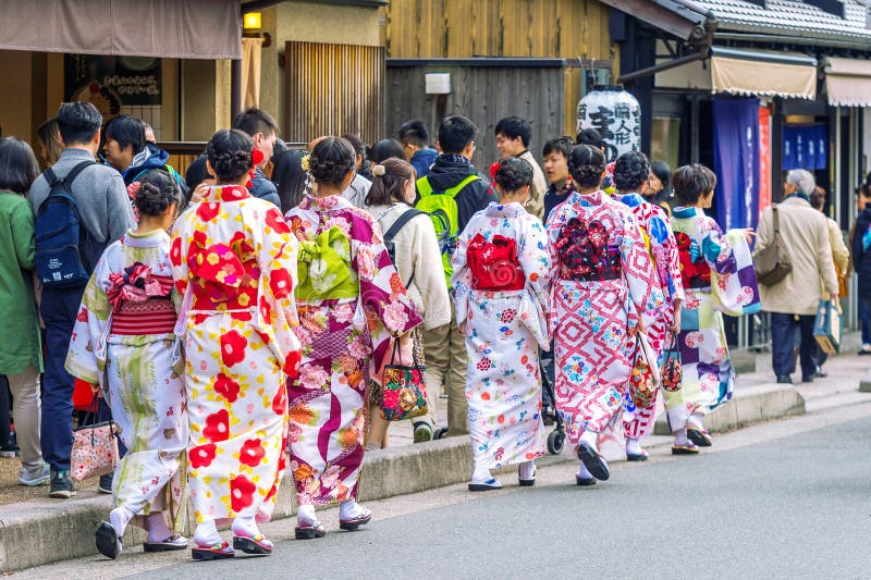 Turistas que vestem o quimono tradicional japonês que anda em Arashiyama, Kyoto em Japão fotos de stock royalty free Turistas que vestem o quimono tradicional japonês que anda em Arashiyama, Kyoto em Japão fotos de stock royalty free