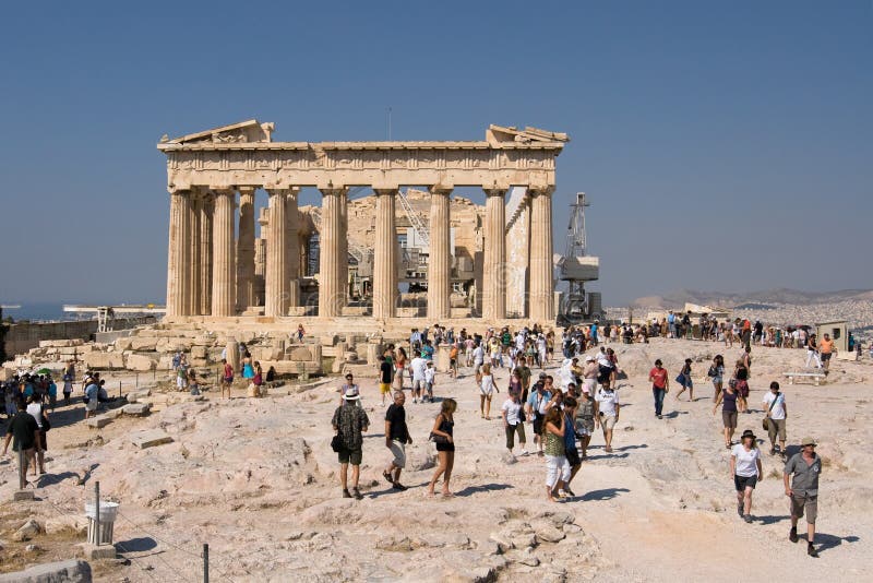 Turistas que visitam o Parthenon imagem de stock royalty free Turistas que visitam o Parthenon imagem de stock royalty free