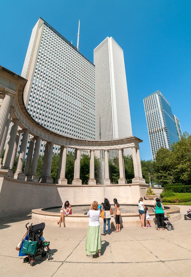 Turistas que visitan el cuadrado de Wrigley y el monumento del milenio en el centro de la ciudad de Chicago foto de archivo libre de regalías Turistas que visitan el cuadrado de Wrigley y el monumento del milenio en el centro de la ciudad de Chicago foto de archivo libre de regalías