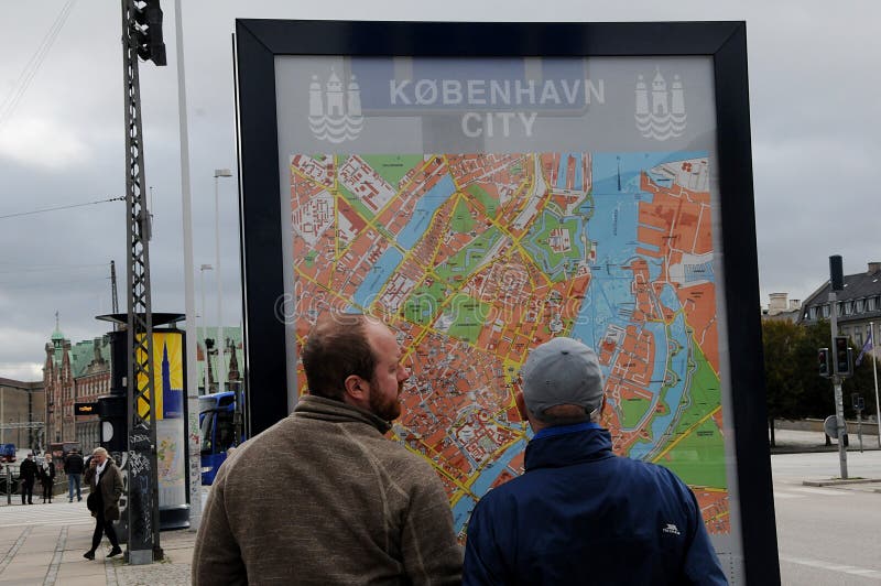 Turistas studing el mapa de la ciudad en Copenhague Dinamarca foto de archivo libre de regalías Turistas studing el mapa de la ciudad en Copenhague Dinamarca foto de archivo libre de regalías