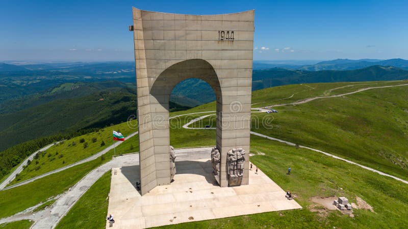 Turistas visitando el monumento de la amistad bulgariansoviética en un día soleado fotografía de archivo libre de regalías
