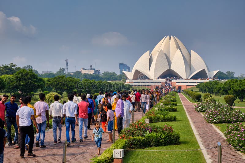Turistas visitando el templo Lotus en Nueva Delhi, India fotos de archivo Turistas visitando el templo Lotus en Nueva Delhi, India fotos de archivo