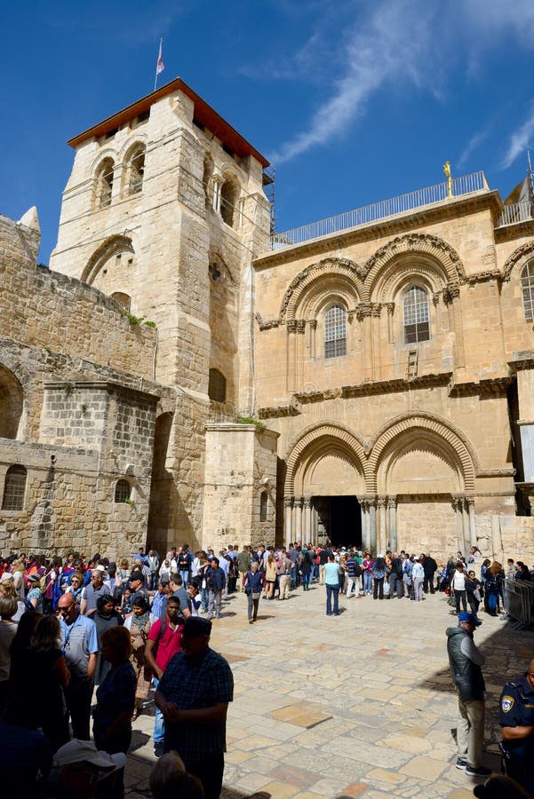 Turistas y peregrinos que visitan la iglesia de Santo Sepulcro fotos de archivo Turistas y peregrinos que visitan la iglesia de Santo Sepulcro fotos de archivo