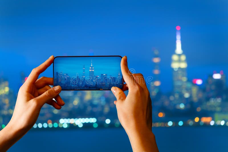 Turisten tar bilden av New York panorama på natten royaltyfria foton