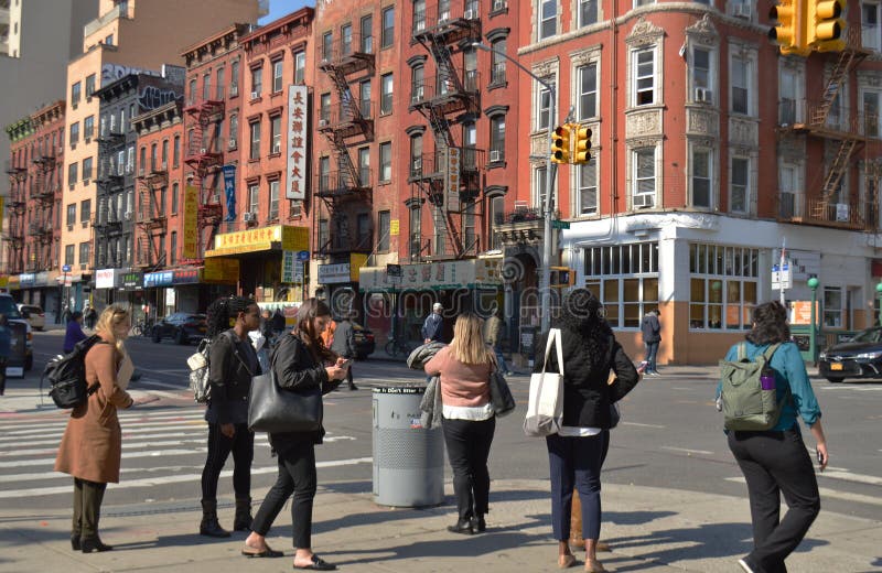 Turister för grupp människor för NYC-kineskvarterNew York City gator som går i Lower East Side Manhattan royaltyfri foto Turister för grupp människor för NYC-kineskvarterNew York City gator som går i Lower East Side Manhattan royaltyfri foto