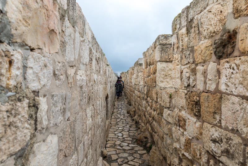 Turister går på stadsväggen och kontrollerar den nära den Jaffa porten i gammal stad av Jerusalem, Israel royaltyfri foto Turister går på stadsväggen och kontrollerar den nära den Jaffa porten i gammal stad av Jerusalem, Israel royaltyfri foto