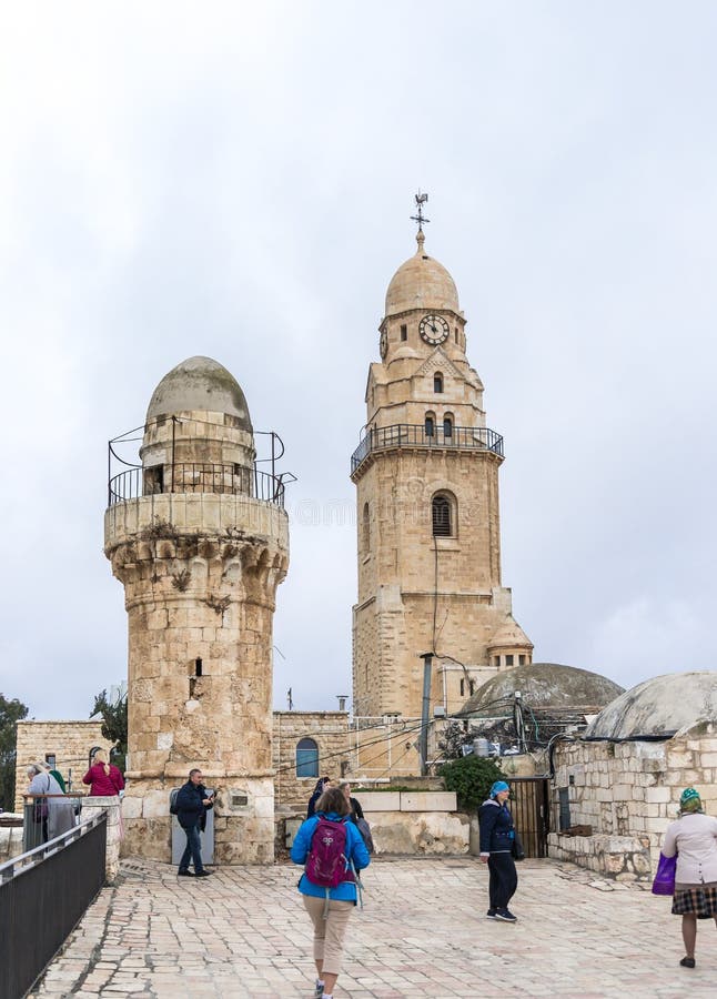 Turister går på taket av byggnaden, som inhyser gravvalvet av konungen David och ser sikten i gammal stad av Jerusalem, Israel fotografering för bildbyråer Turister går på taket av byggnaden, som inhyser gravvalvet av konungen David och ser sikten i gammal stad av Jerusalem, Israel fotografering för bildbyråer