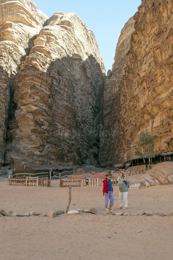 Turister i den Wadi Rum öknen i Jordanien arkivbild Turister i den Wadi Rum öknen i Jordanien arkivbild
